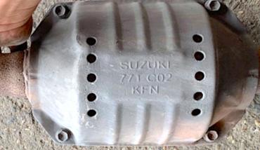 Suzuki-771-C02Katalizatory