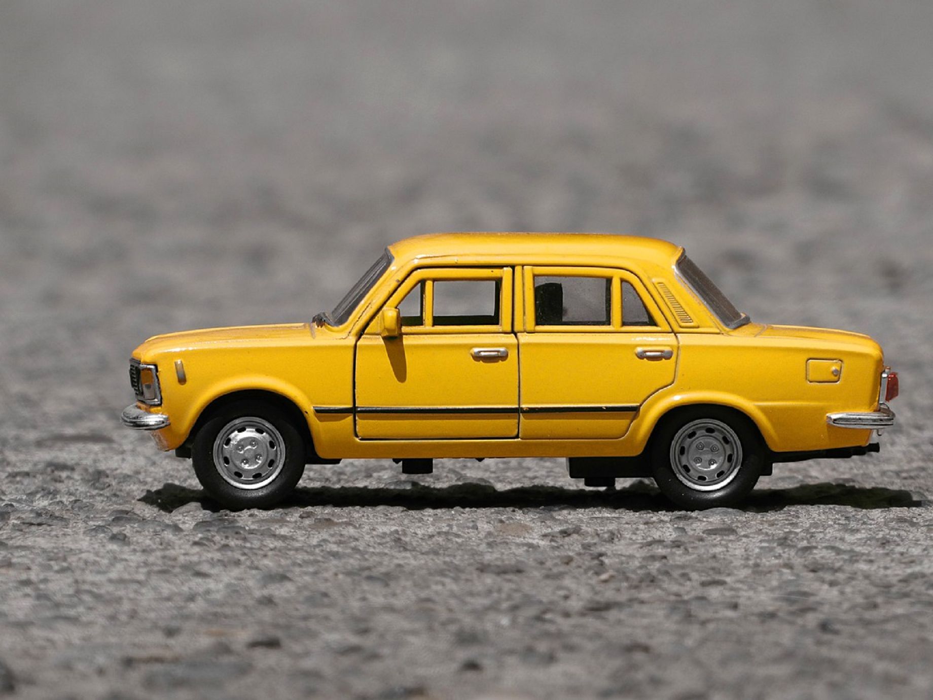 Mobil kuning kecil